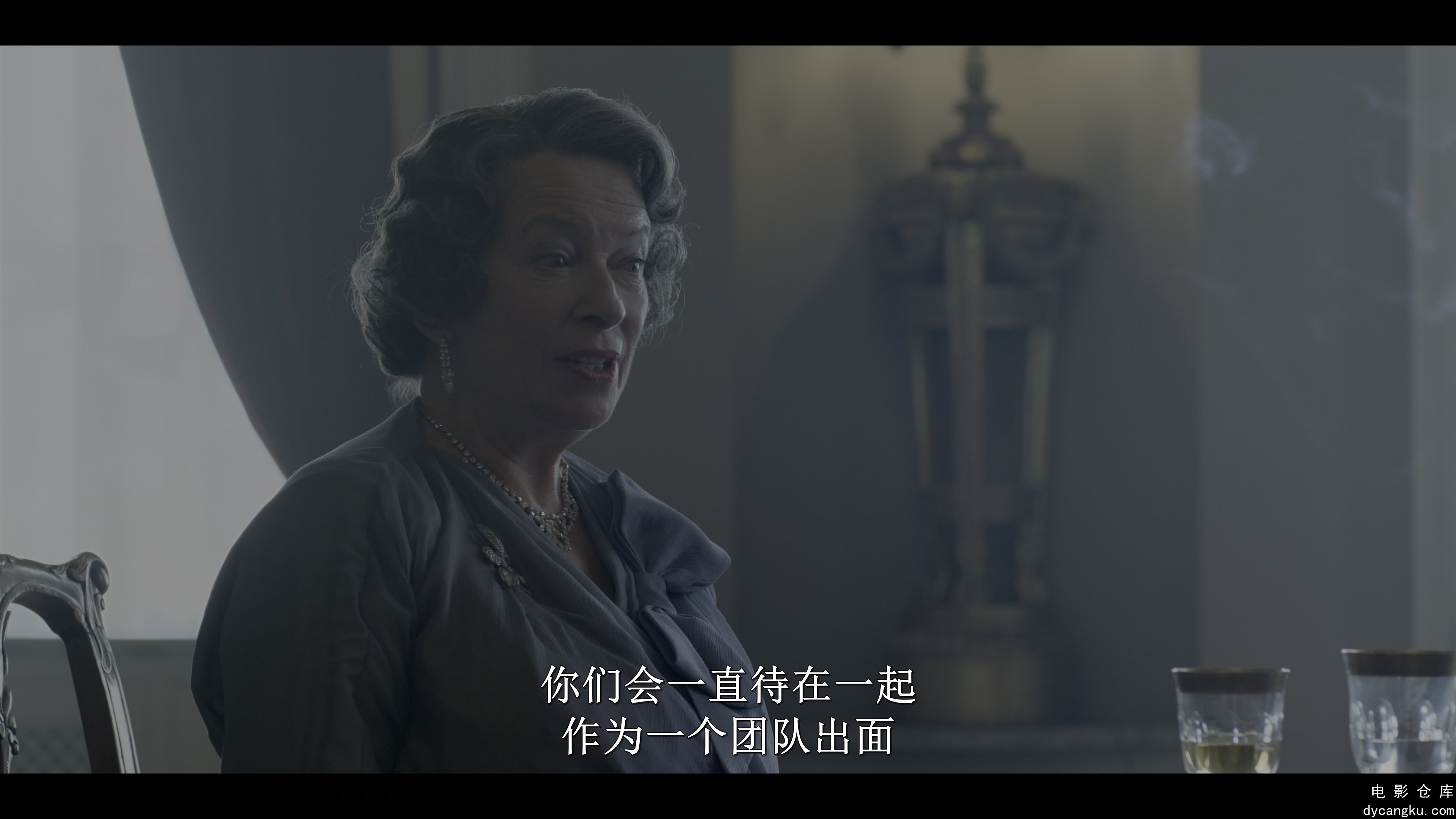 [电影仓库dycangku.com]The.Crown.S03E01.Olding.2160p.NF.WEB-DL.DDP.5.1.HDR10.H.26.jpg